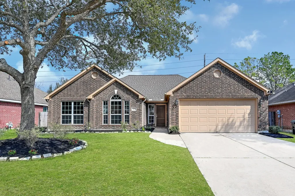1035 E Hampton Drive Pearland TX 77584
