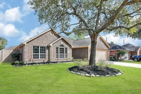 1035 E Hampton Drive Pearland TX 77584