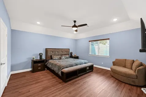 1035 E Hampton Drive Pearland TX 77584