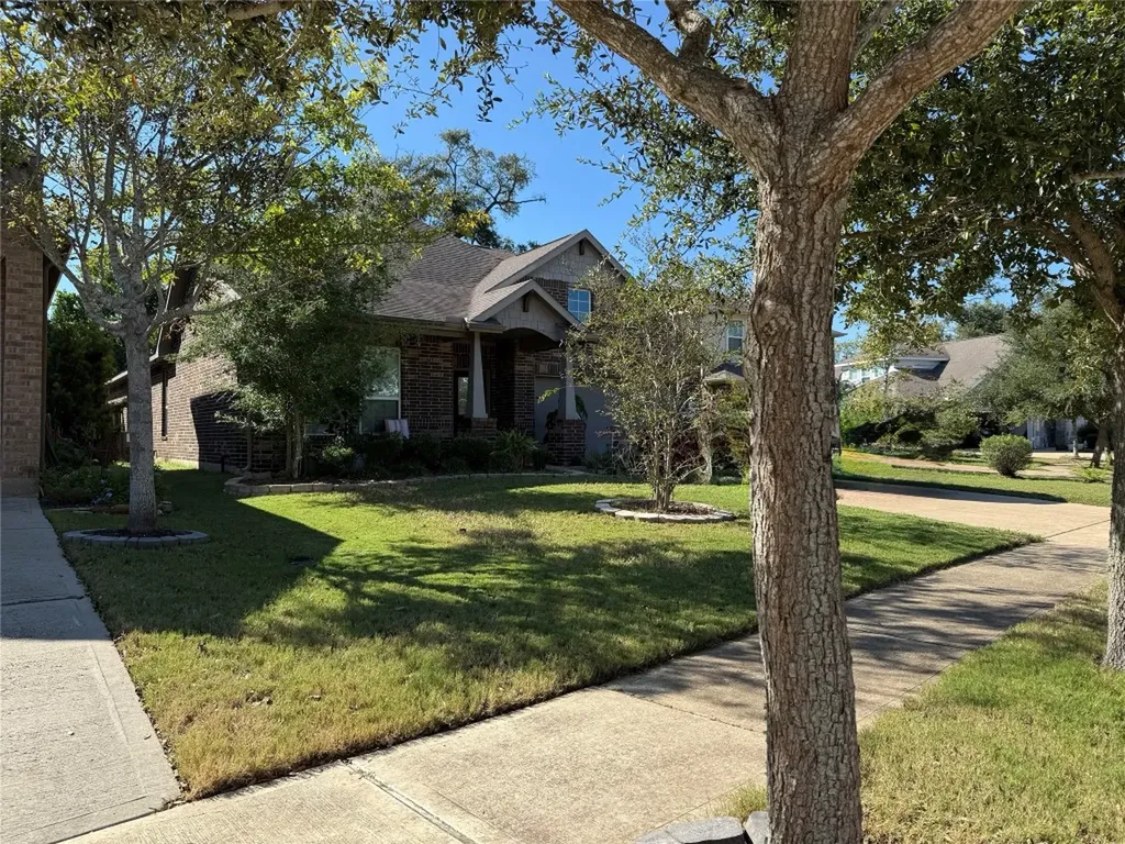 210 Woodside Court Clute TX 77531