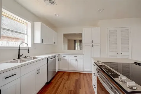 934 Goldfinch Avenue Sugar Land TX 77478