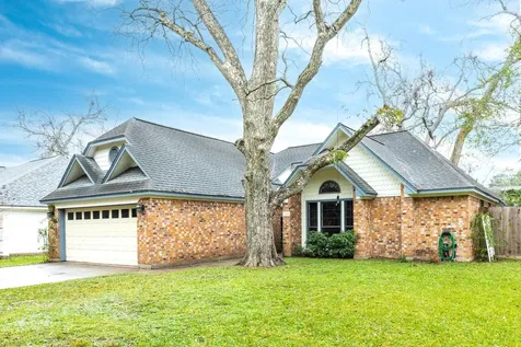 214 Zinnia Street Lake Jackson TX 77566