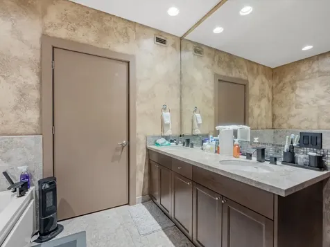 5005 Hidalgo Street 613 Houston TX 77056