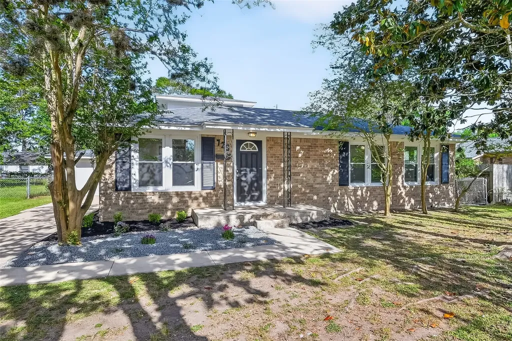 729 Loggins Drive West Columbia TX 77486