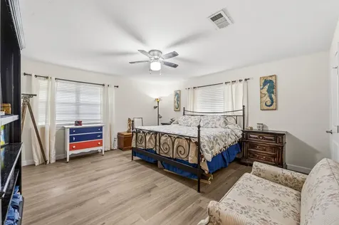 211 S Iowa Avenue League City TX 77573