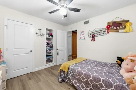 211 S Iowa Avenue League City TX 77573