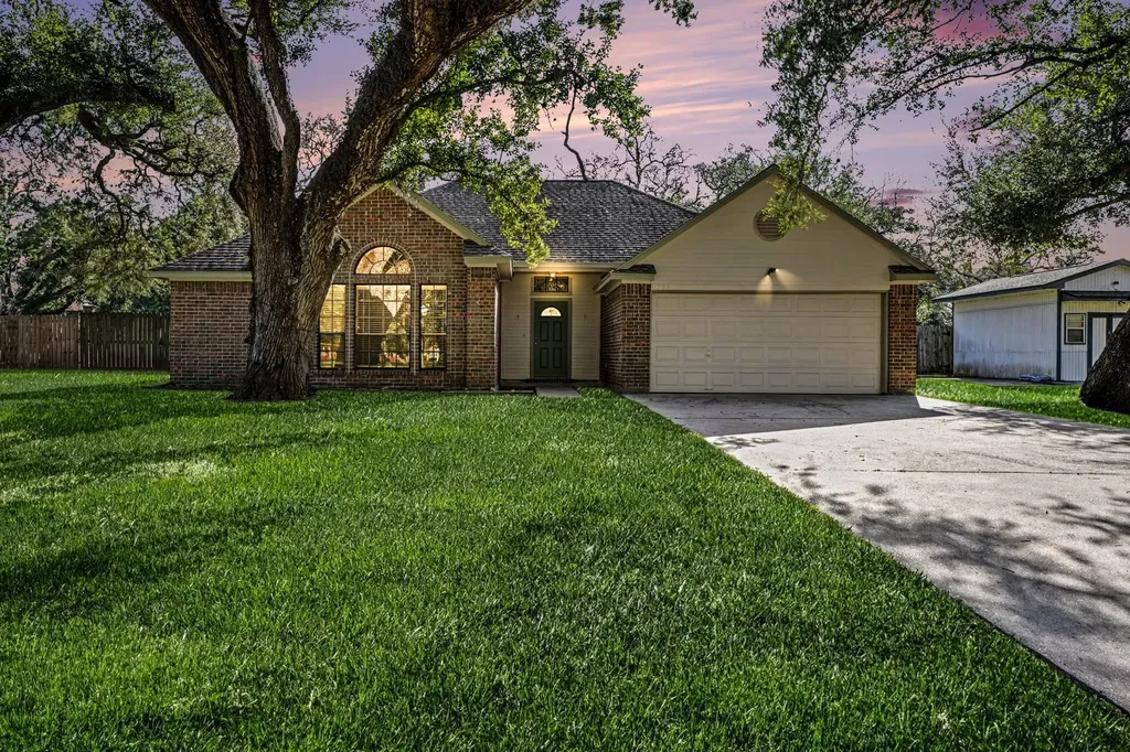 206 Forest Oaks Lane Lake Jackson TX 77566