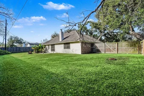 206 Forest Oaks Lane Lake Jackson TX 77566