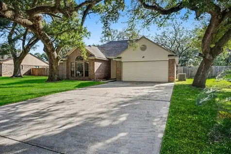 206 Forest Oaks Lane Lake Jackson TX 77566