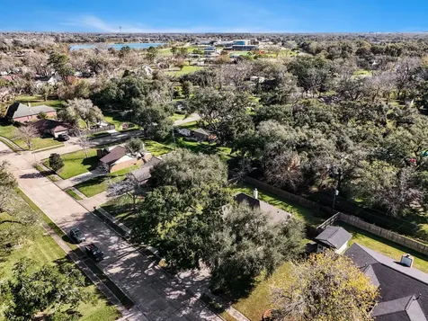 206 Forest Oaks Lane Lake Jackson TX 77566
