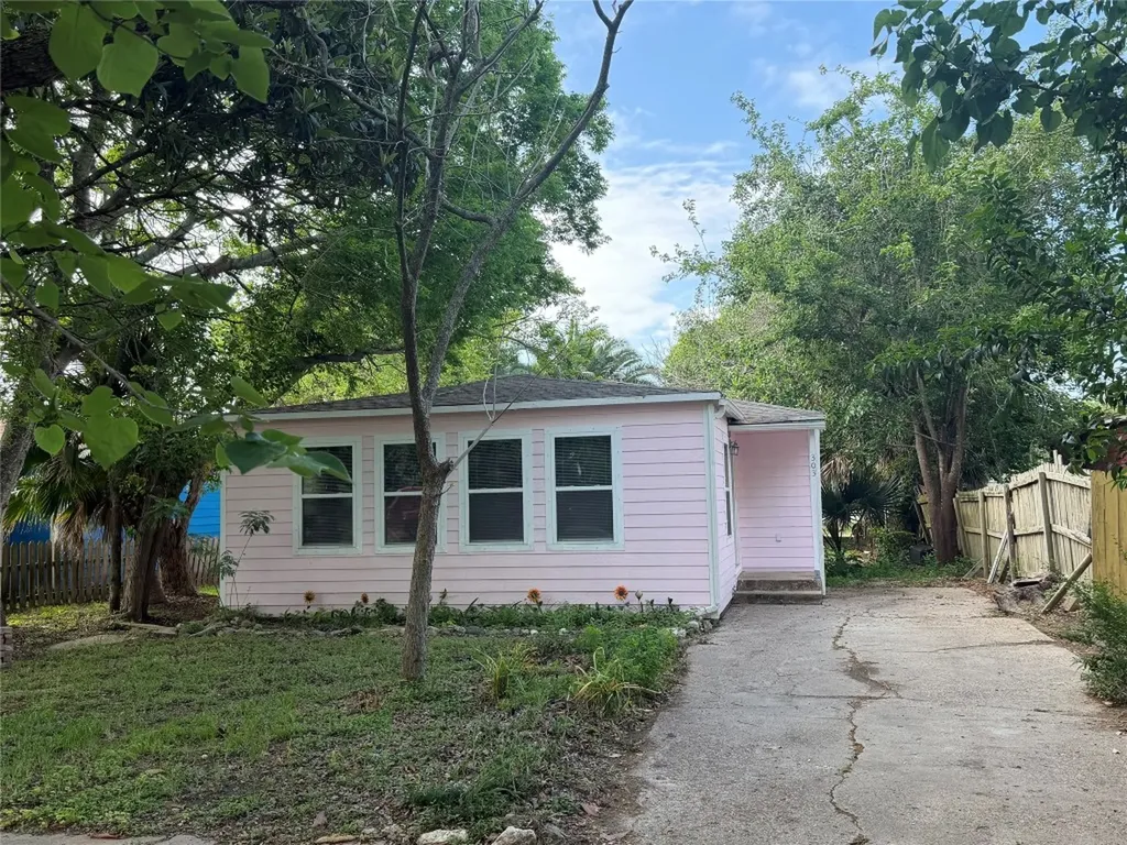 303 Magnusson Avenue Palacios TX 77465