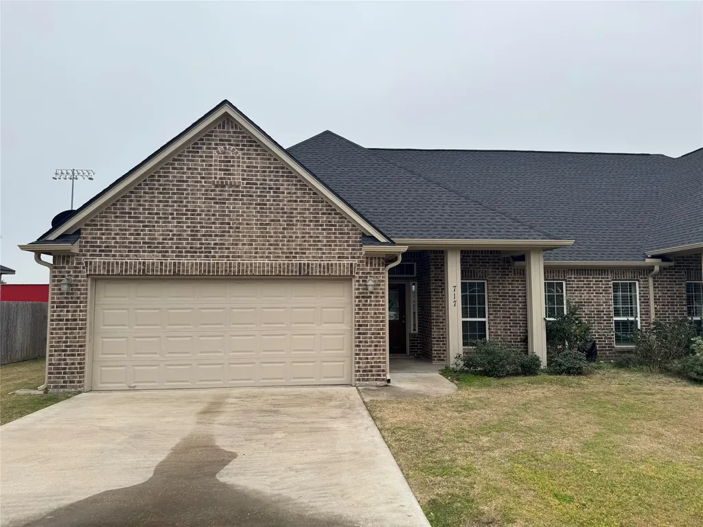 717 High Oaks Bellville TX 77418