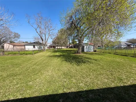 1415 Avenue E Danbury TX 77534