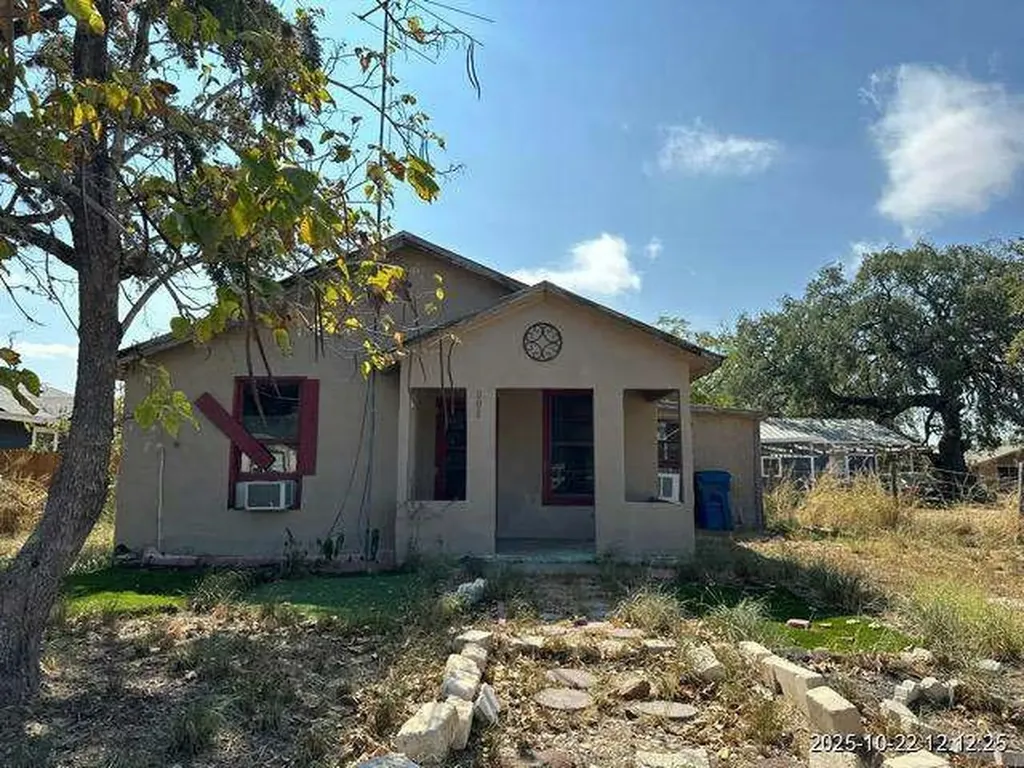 808 Bowen Street Pleasanton TX 78064