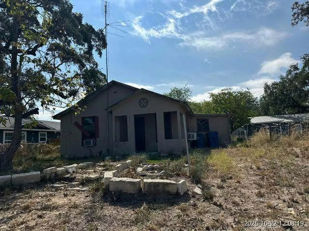 808 Bowen Street Pleasanton TX 78064