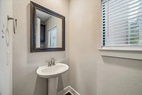 608 W 28th Street B Houston TX 77008