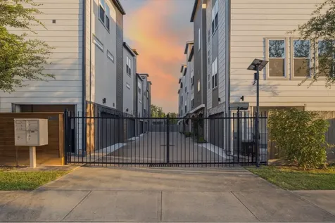 608 W 28th Street B Houston TX 77008