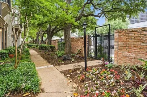 5382 Brownway Street D39 Houston TX 77056