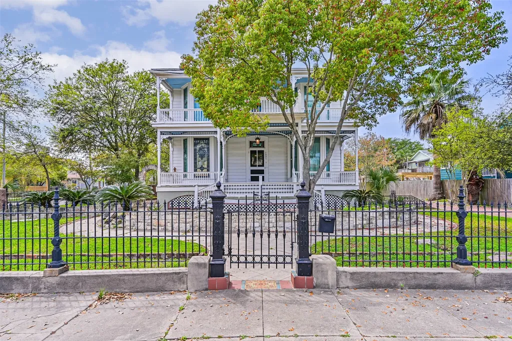 1021 35th Street Galveston TX 77550
