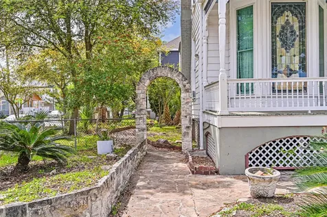 1021 35th Street Galveston TX 77550