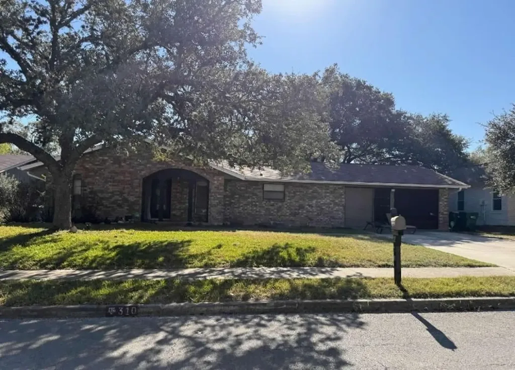 310 De Soto Drive Universal City TX 78148