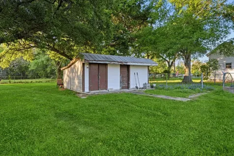 804 N Cleveland Dayton TX 77535