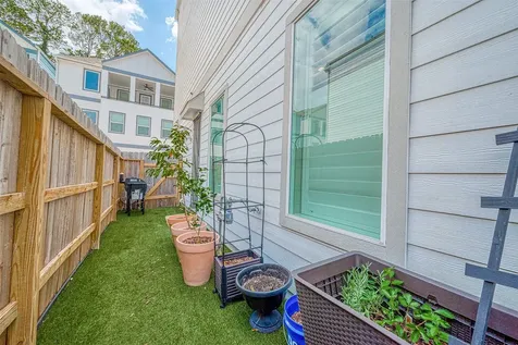 909-A W 35th Street A Houston TX 77018