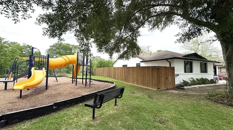 212 Stratmore Drive Friendswood TX 77546