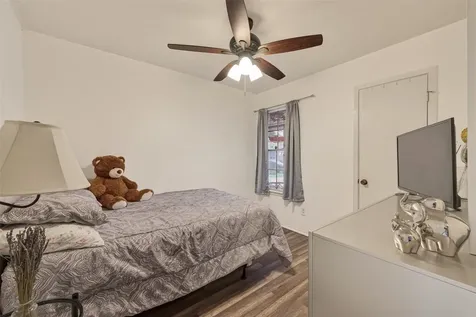 1915 Delphi Lane Houston TX 77067
