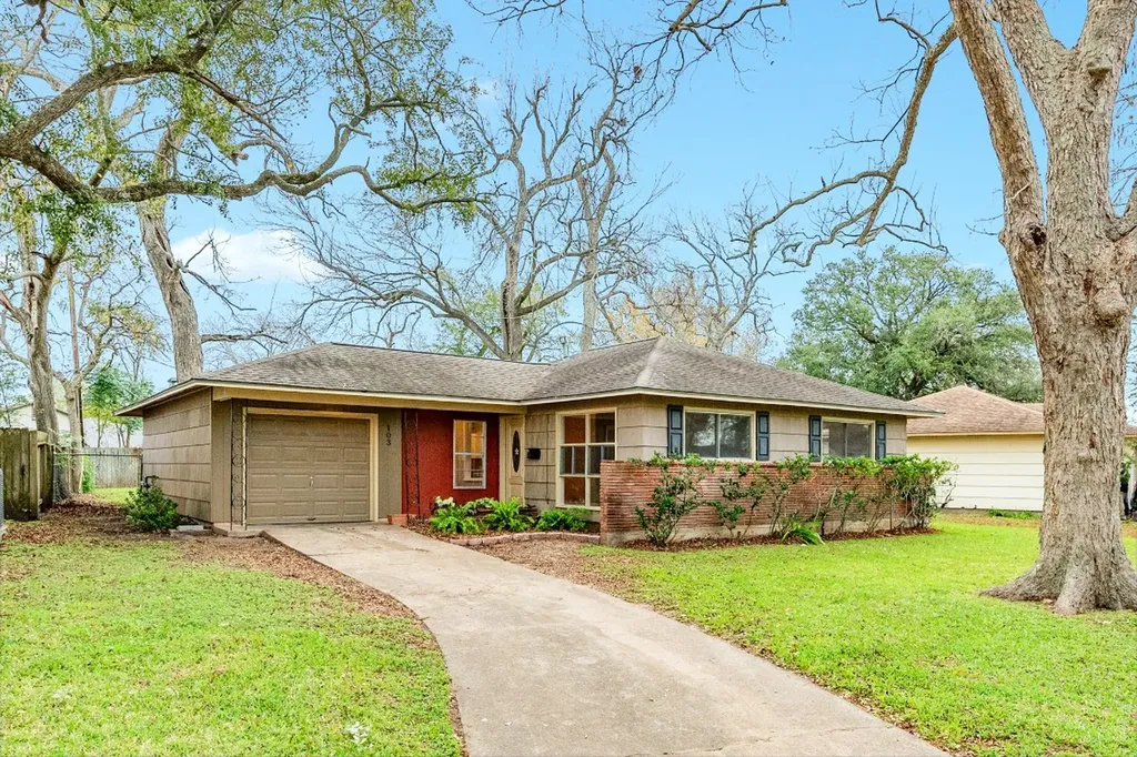 103 Palm Lane Lake Jackson TX 77566