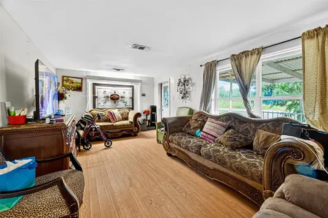 1013 Battlebell Road Highlands TX 77562