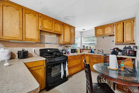 1013 Battlebell Road Highlands TX 77562