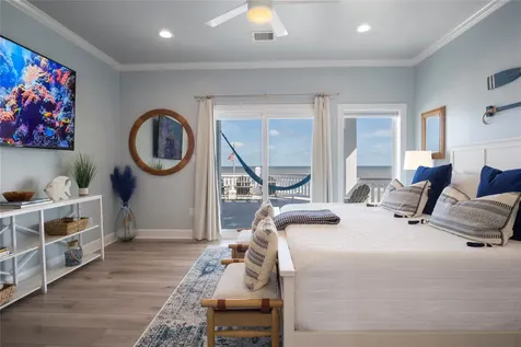 2728 Gillespie Crystal Beach TX 77650