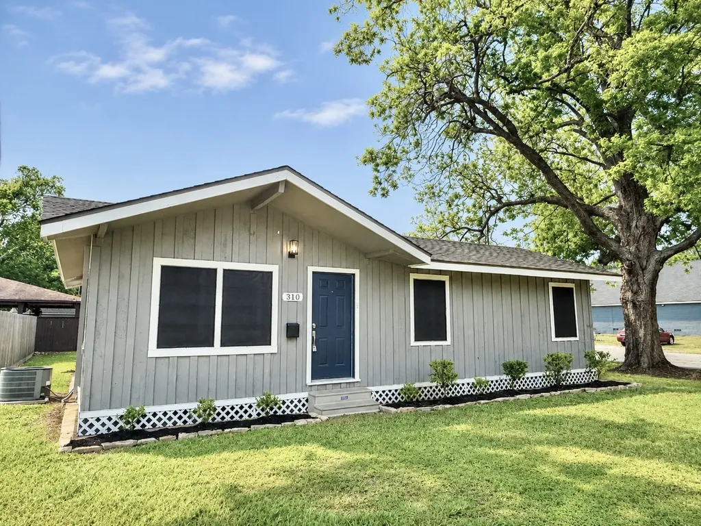 310 S Shanks Street Clute TX 77531