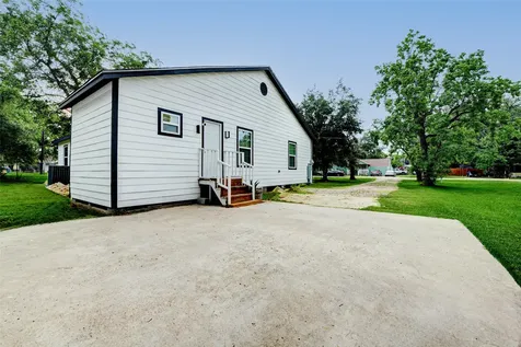706 Beaumont Street Anahuac TX 77514