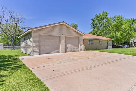 304 Avondale Lane Friendswood TX 77546