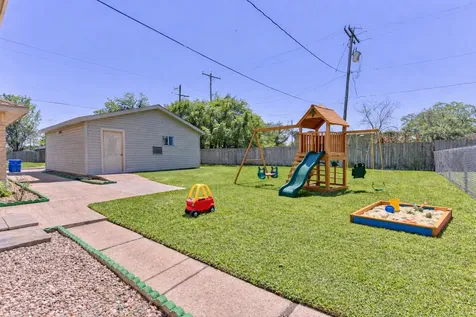 304 Avondale Lane Friendswood TX 77546
