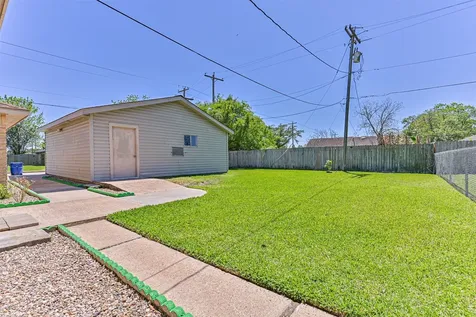 304 Avondale Lane Friendswood TX 77546