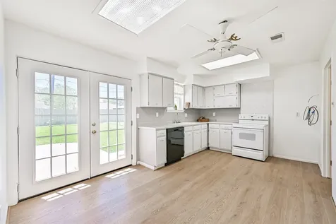 304 Avondale Lane Friendswood TX 77546