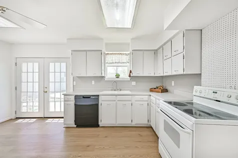 304 Avondale Lane Friendswood TX 77546