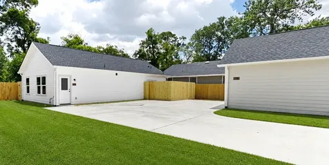8614 Peach Tree Street B Houston TX 77016