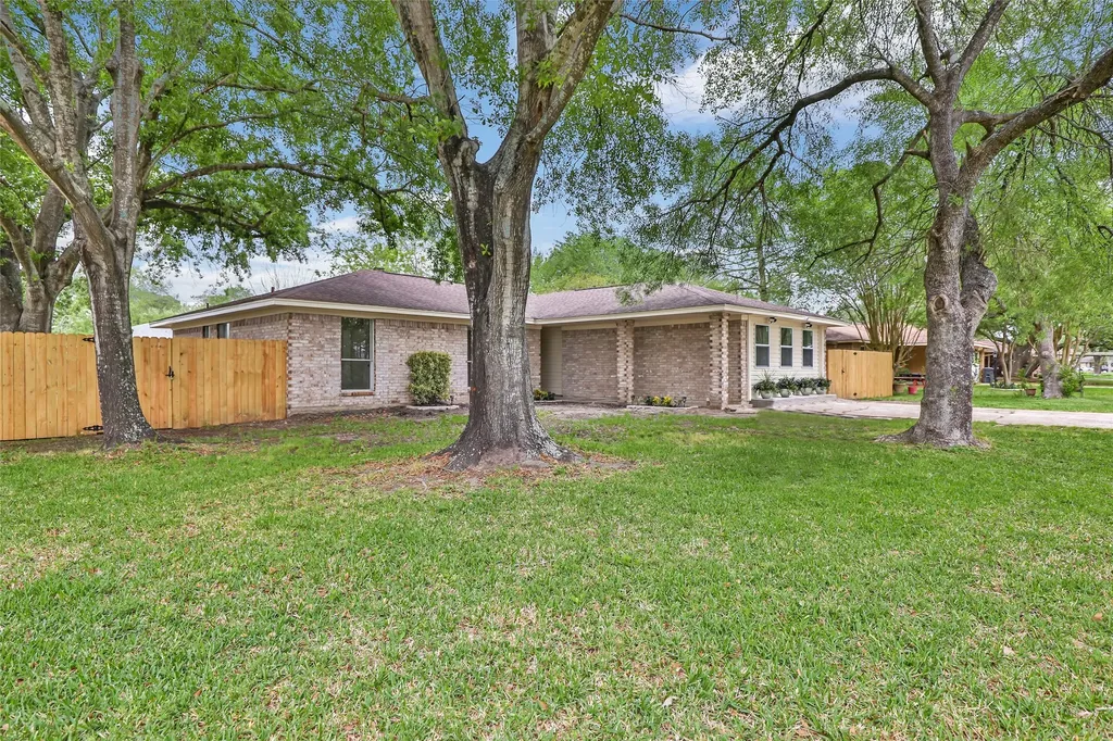 2403 Heather Street Highlands TX 77562