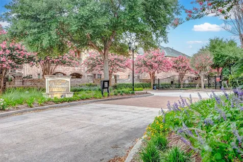 9 Versante Court Houston TX 77070