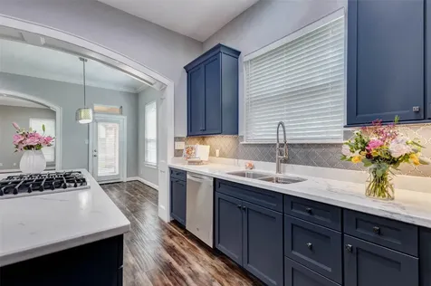 9 Versante Court Houston TX 77070