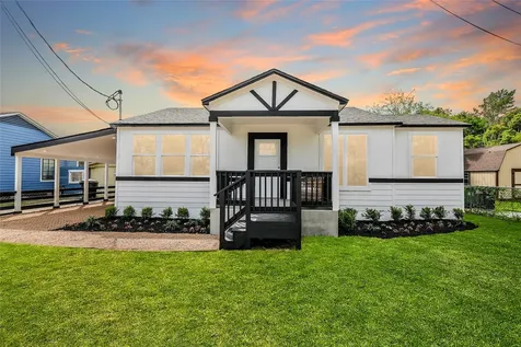 110 Harris Court Houston TX 77009