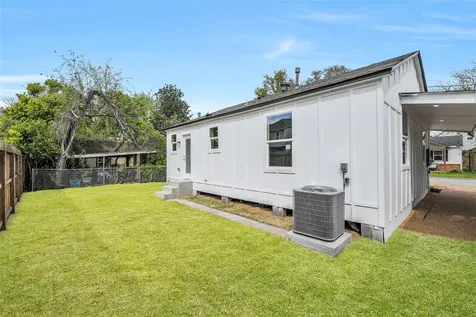 110 Harris Court Houston TX 77009