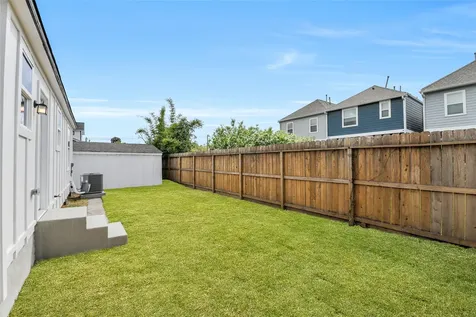 110 Harris Court Houston TX 77009