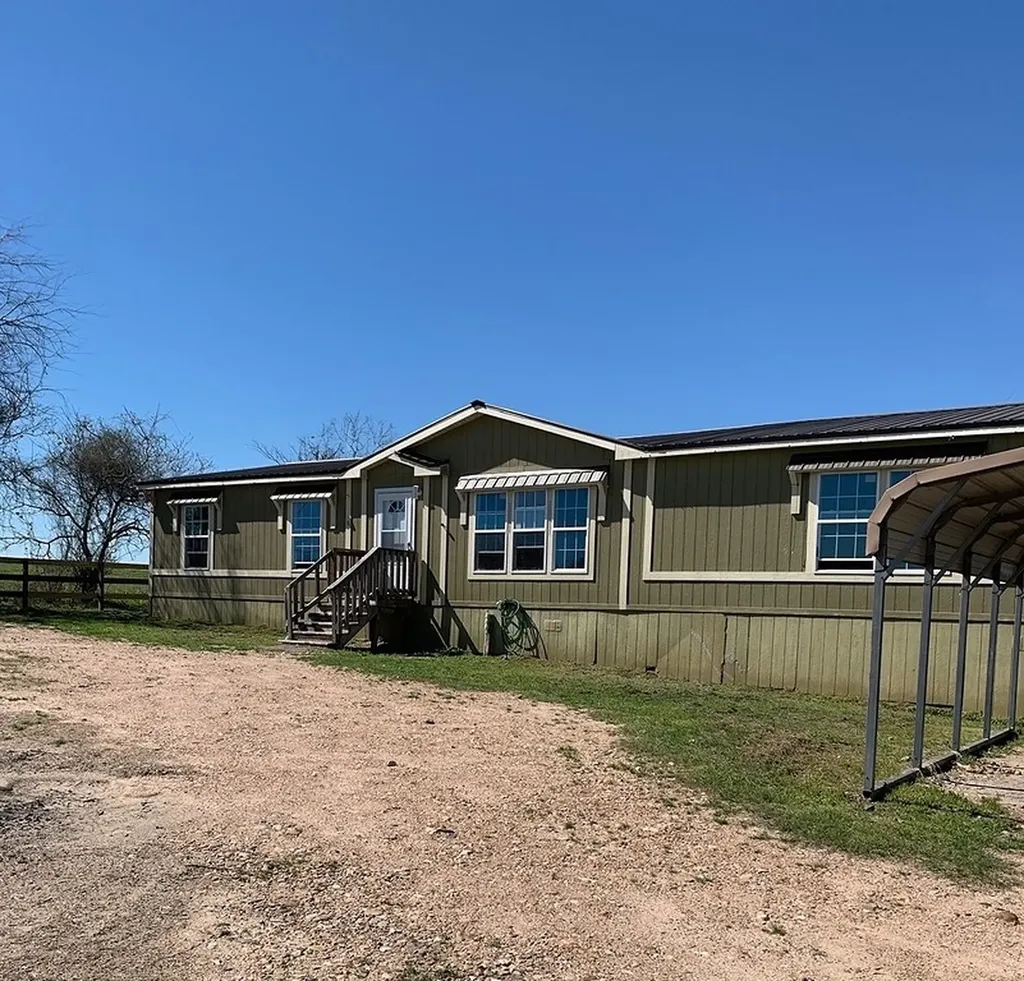 1112 County Road 240 Weimar TX 78962