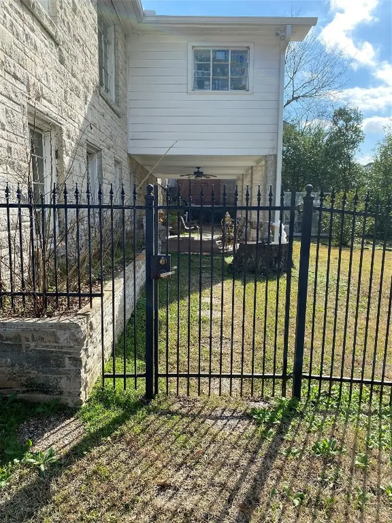 2002 Avenue O Huntsville TX 77340