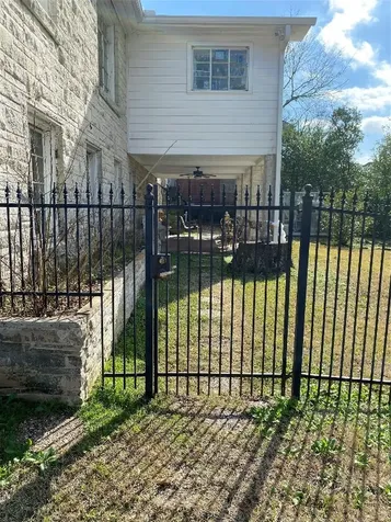 2002 Avenue O Huntsville TX 77340